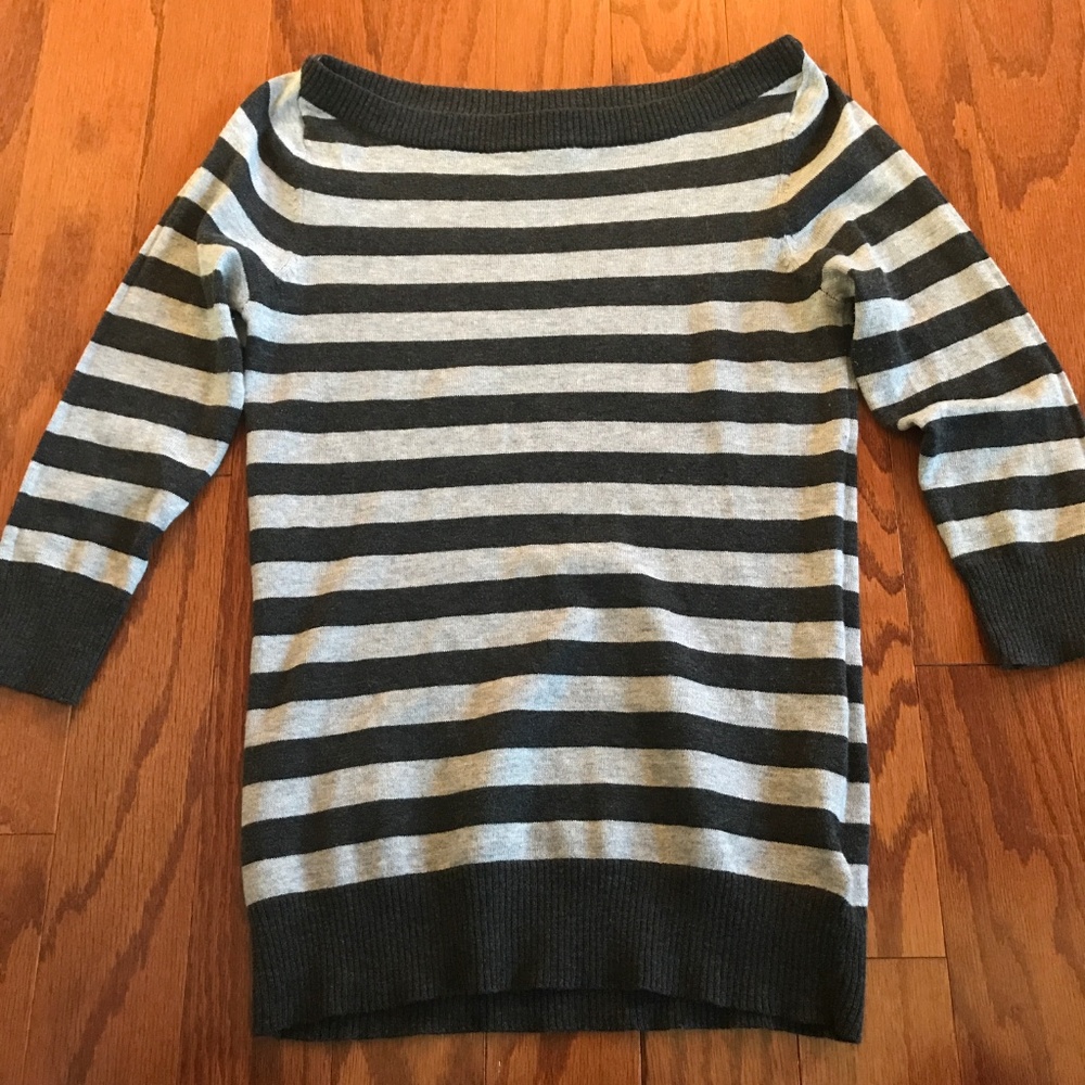 Grey striped 3/4 sleeve sweater